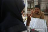Guru mengajarkan Al Quran bahasa isyarat  kepada anak penyandang disabilitas di Sekolah Luar Biasa (SLB) Yayasan Pendidikan Disabilitas Insani, Banda Aceh, Aceh, Jumat (16/5/2025). Menurut Kementerian Agama RI,  pemerintah berkomitmen memperbanyak cetakan Al Quran bahasa isyarat bekerjasama dengan berbagai pihak dalam rangka memastikan  pendidikan agam islam yang inklusif  bagi semua,  khususnya bagi penyandang disabilitas. ANTARA FOTO/Ampelsa.