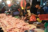 Pedagang memotong ayam yang dijualnya di Pasar Flamboyan, Pontianak, Kalimantan Barat, Kamis (15/5/2025). Menurut pedagang di pasar tersebut saat ini harga ayam ras di tingkat konsumen seharga Rp26 ribu per kilogram. ANTARA FOTO/Jessica Wuysang