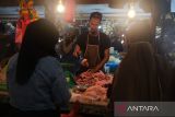 Pedagang ayam melayani pembeli di lapaknya di Pasar Flamboyan, Pontianak, Kalimantan Barat, Kamis (15/5/2025). Menurut pedagang di pasar tersebut saat ini harga ayam ras di tingkat konsumen seharga Rp26 ribu per kilogram. ANTARA FOTO/Jessica Wuysang