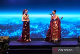 Pemenang Kejar Mimpi Rising Star 2023 Evelyn Wijaya (kanan) bersama Penyanyi lagu Mandarin asal Pontianak Desy Huang (kiri) bernyanyi dalam acara Malam Kejar Mimpi untuk Indonesia di Sungai Raya, Kabupaten Kubu Raya, Kalimantan Barat, Kamis (15/5/2025) malam. Acara yang digelar CIMB Niaga dengan mengusung tema 