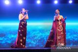 Pemenang Kejar Mimpi Rising Star 2023 Evelyn Wijaya (kanan) bersama Penyanyi lagu Mandarin asal Pontianak Desy Huang (kiri) bernyanyi dalam acara Malam Kejar Mimpi untuk Indonesia di Sungai Raya, Kabupaten Kubu Raya, Kalimantan Barat, Kamis (15/5/2025) malam. Acara yang digelar CIMB Niaga dengan mengusung tema 