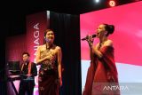 Pemenang Kejar Mimpi Rising Star 2023 Evelyn Wijaya (kanan) bersama Penyanyi lagu Mandarin asal Pontianak Desy Huang (kedua kiri) bernyanyi dalam acara Malam Kejar Mimpi untuk Indonesia di Sungai Raya, Kabupaten Kubu Raya, Kalimantan Barat, Kamis (15/5/2025) malam. Acara yang digelar CIMB Niaga dengan mengusung tema 