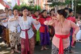 Siswa SMP mengikuti gerakan yang dicontohkan oleh seorang instruktur tari saat belajar menari di Museum Yadnya, Badung, Bali, Kamis (15/5/2025). Program yang dibiayai Kementerian Kebudayaan melalui Dana Alokasi Khusus (DAK) tersebut digelar pada 14-16 Mei 2025 dengan diikuti 150 siswa SMP sebagai edukasi di bidang seni tari dan pelestarian budaya Bali. ANTARA FOTO/Nyoman Hendra Wibowo/wsj.