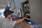 Petugas melakukan perawatan rutin panel surya di Sekolah Menengah Atas (SMA) Sint Carolus di Kota Bengkulu, Bengkulu, Jumat (16/5/2025). SMA Sint Carolus menjadi salah satu sekolah pelopor pengguna energi ramah lingkungan yaitu kombinasi antara Pembangkit Listrik Tenaga Surya (PLTS) dan Pembangkit Listrik Tenaga Bayu (PLTB) dengan kekuatan mencapai 2.000 watt peak (Wp) yang diinisiasi Kanopi Hijau Indonesia diwilayah Provinsi Bengkulu. ANTARA FOTO/Muhammad Izfaldi