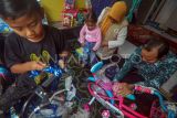 Petugas Kementerian Sosial berbincang dengan penerima manfaat usai menyerahkan bantuan perlengkapan sekolah, pakaian, mainan edukasi dan sepeda pada program Asistensi Rehabilitasi Sosial (Atensi) di Cibinong, Kabupaten Bogor, Jawa Barat, Kamis (15/5/2025). Kemensos telah menyalurkan bantuan sosial pada tiga bulan pertama 2025 sebesar Rp18 triliun yang mengacu pada Data Tunggal Sosial Ekonomi Nasional (DTSEN) mulai April 2025, dengan total anggaran mencapai lebih dari Rp120 triliun. ANTARA FOTO/Yulius Satria Wijaya/YU.