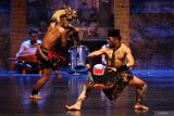 Sejumlah pemain mementaskan pertunjukan tari teater berjudul Ritus Negeri Celeng di gedung Cak Durasim, Surabaya, Jawa Timur, Kamis (15/5/2025).Â  Pertunjukan tari teater yang disaksikan langsung oleh masyarakat secara gratis itu digelar oleh Wisma Jerman dengan menghadirkan pemain dari Dimar Dance Theatre. ANTARA Jatim/Didik Suhartono/mas.