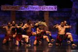 Sejumlah pemain mementaskan pertunjukan tari teater berjudul Ritus Negeri Celeng di gedung Cak Durasim, Surabaya, Jawa Timur, Kamis (15/5/2025).Â  Pertunjukan tari teater yang disaksikan langsung oleh masyarakat secara gratis itu digelar oleh Wisma Jerman dengan menghadirkan pemain dari Dimar Dance Theatre. ANTARA Jatim/Didik Suhartono/mas.