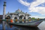 Warga menaiki perahu ketinting saat melintasi Desa Muara Enggelam, Kecamatan Muara Wis, Kabupaten Kutai Kartanegara, Kalimantan Timur, Sabtu (17/5/2025). Desa tanpa daratan yang berada di tengah Danau Melintang tersebut dihuni sekitar 747 jiwa dengan mata pencaharian sebagai nelayan dan menggantungkan hidup pada hasil tangkapan ikan dari sekitar danau, selain itu ada juga warga yang berkebun di ladang terapung atau membuat kerajinan tangan. Antara Kaltim/M Risyal Hidayat
