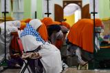 Sejumlah jamaah calon haji melaksanakan shalat ashar di masjid Baitul Hakim sesaat sebelum pemberangkatan di Kota Madiun, Jawa Timur, Jumat (16/5/2025). Jumlah jamaah calon haji 2025 dari Kota Madiun sebanyak 172 orang didampingi enam petugas haji berangkat ke Tanah Suci dengan tiga kloter yaitu 52, 52 dan 46 embarkasi Surabaya. Antara Jatim/Siswowidodo/um 