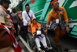 Seorang jamaah calon haji didorong menggunakan kursi roda bersiap naik bus sebelum pemberangkatan di Kota Madiun, Jawa Timur, Jumat (16/5/2025). Jumlah jamaah calon haji 2025 dari Kota Madiun sebanyak 172 orang didampingi enam petugas haji berangkat ke Tanah Suci dengan tiga kloter yaitu 52, 52 dan 46 embarkasi Surabaya. Antara Jatim/Siswowidodo/um 