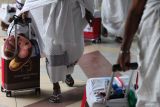 Jamaah calon haji dari kloter 51 dengan berpakaian ihram berjalan menuju gedung Bir Ali untuk mengikuti proses pemberangkatan di Asrama Haji Embarkasi Surabaya (AHES), Surabaya, Jawa Timur, Sabtu (17/5/2025). Pemberangkatan jamaah calon haji di Asrama Haji Embarkasi Surabaya telah memasuki gelombang kedua. Antara Jatim/Didik Suhartono/um