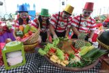 Peserta mengikuti Festival Rujak Uleg di Surabaya, Jawa Timur, Sabtu (17/5/2025). Festival Rujak Uleg rutin dilaksanakan setiap tahun untuk menyambut HUT ke-732 Kota Surabaya dan diikuti sekitar 131 tim peserta dari masyarakat umum, berbagai instansi dan mahasiswa mancanegara. Antara Jatim/Didik Suhartono/um 
