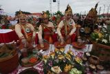 Peserta mengikuti Festival Rujak Uleg di Surabaya, Jawa Timur, Sabtu (17/5/2025). Festival Rujak Uleg rutin dilaksanakan setiap tahun untuk menyambut HUT ke-732 Kota Surabaya dan diikuti sekitar 131 tim peserta dari masyarakat umum, berbagai instansi dan mahasiswa mancanegara. Antara Jatim/Didik Suhartono/um 