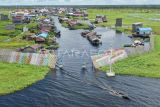 Desa tanpa daratan di Kalimantan Timur. Foto udara suasana dari Desa Muara Enggelam, Kecamatan Muara Wis, Kabupaten Kutai Kartanegara, Kalimantan Timur, Sabtu (17/5/2025). Desa tanpa daratan yang berada di tengah Danau Melintang tersebut dihuni sekitar 747 jiwa dengan mata pencaharian sebagai nelayan dan menggantungkan hidup pada hasil tangkapan ikan dari sekitar danau, selain itu ada juga warga yang berkebun di ladang terapung atau membuat kerajinan tangan. Antara Kaltim/M Risyal Hidayat