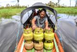Penjual elpiji pangkalan membawa elpiji 3 kg menggunakan perahu ketinting menyusuri Danau Semayang di Desa Enggelam, Kecamatan Muara Wis, Kabupaten Kutai Kartanegara, Kalimantan Timur, Sabtu (17/5/2025). PT Pertamina Patra Niaga Regional Kalimantan dalam menerapkan program Satu Desa Satu Pangkalan, mendistribusikan elpiji 3 kg sekitar 350 tabung yang dikirim seminggu dua kali ke daerah 3T (Tertinggal, Terdepan dan Terluar) di Kalimantan Timur dengan tujuan agar masyarakat dapat dengan mudah membeli elpiji bersubsidi tanpa harus pergi ke tempat yang jauh atau bergantung pada pengecer. Antara Kaltim/M Risyal Hidayat