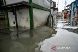 Warga melintasi banjir yang menggenangi kawasan permukiman di Kampung Bojongasih, Dayeuhkolot, Kabupaten Bandung, Jawa Barat, Jumat (16/5/2025). Hujan yang mengguyur Bandung Raya pada Kamis (15/5) mengakibatkan beberapa kampung di Desa Dayeuhkolot terendam air luapan Sungai Citarum setinggi 40 cm hingga 1 meter. ANTARA FOTO/Raisan Al Farisi/agr