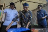 Menteri Desa dan Pembangunan Daerah Tertinggal (Mendes PDT) Yandri Susanto (tengah) bersama Wakil Menteri Desa dan Pembangunan Daerah Tertinggal Ahmad Riza Patria (kiri) melihat produk dari daur ulang sampah plastik pada Festival Bangun Desa Bangun Indonesia di Alun-alun Cikande, Kabupaten Serang, Banten, Jumat (16/5/2025). Kementerian Desa dan Pembangunan Daerah Tertinggal menggelar festival tersebut dengan menghadirkan beragam produk inovasi binaan Badan Usaha Milik Desa (BUMDes) dalam rangka mendorong pembangunan desa berkelanjutan sebagai bagian dari solusi atas tantangan lingkungan hidup yang semakin kompleks. ANTARA FOTO/Angga Budhiyanto/gp