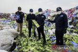 Menteri Lingkungan Hidup Hanif Faisol Nurofiq (kedua kanan) menunjukan bungkus detergen saat meninjau gudang pengolahan limbah di Pasar Kemis, Kabupaten Tangerang, Banten, Jumat (16/5/2025). Kementerian Lingkungan Hidup menyegel gudang yang berisi limbah Bahan Berbahaya dan Beracun (B3) tersebut karena tidak memiliki izin operasional dan adanya dugaan pelanggaran kerusakan lingkungan. ANTARA FOTO/Putra M. Akbar/gp