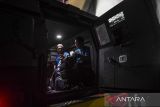 Pesepak bola Persib Bandung berada dalam kendaraan taktis Barracuda milik kepolisian usai bertanding melawan Persita Tangerang pada lanjutan BRI Liga 1 2024/2025 di Stadion Indomilk Arena, Kabupaten Tangerang, Banten, Jumat (16/5/2025). Persita Tangerang berhasil menahan imbang Persib Bandung dengan skor 2-2. ANTARA FOTO/Galih Pradipta