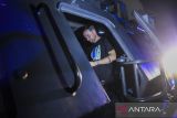 Pesepak bola Persib Bandung Marc Klok berada dalam kendaraan taktis Barracuda milik kepolisian usai bertanding melawan Persita Tangerang pada lanjutan BRI Liga 1 2024/2025 di Stadion Indomilk Arena, Kabupaten Tangerang, Banten, Jumat (16/5/2025). Persita Tangerang berhasil menahan imbang Persib Bandung dengan skor 2-2. ANTARA FOTO/Galih Pradipta