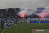 Pendukung menyalakan suar saat pertandingan antara Persita Tangerang melawan Persib Bandung pada pertandingan BRI Liga 1 2024/2025 di Stadion Indomilk Arena, Kabupaten Tangerang, Banten, Jumat (16/5/2025). Pertandingan tersebut sempat terhenti di menit 79 karena pendukung menyalakan suar dan petasan. ANTARA FOTO/Galih Pradipta