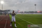 Pesepak bola Persib Bandung Marc Klok meminta pendukung untuk tidak menyalakan suar saat pertandingan antara Persita Tangerang melaran Persia Bandung pada pertandingan BRI Liga 1 2024/2025 di Stadion Indomilk Arena, Kabupaten Tangerang, Banten, Jumat (16/5/2025). Pertandingan tersebut sempat terhenti di menit 79 karena pendukung menyalakan suar dan petasan. ANTARA FOTO/Galih Pradipta