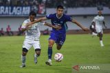 Pesepak bola Persita Tangerang Tamirlan Kozubaev (kanan) berusaha menghadang pesepak bola Persib Bandung Febri Hariyadi (kiri) pada pertandingan BRI Liga 1 2024/2025 di Stadion Indomilk Arena, Kabupaten Tangerang, Banten, Jumat (16/5/2025). Persita Tangerang berhasil menahan imbang Persib Bandung dengan skor 2-2. ANTARA FOTO/Galih Pradipta