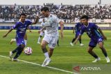 Pesepak bola Persita Tangerang Andriano Saputra (kanan) dan Mario Jardel (kiri) berusaha menghadang pesepak bola Persib Bandung Marc Klok (tengah) pada pertandingan BRI Liga 1 2024/2025 di Stadion Indomilk Arena, Kabupaten Tangerang, Banten, Jumat (16/5/2025). Persita Tangerang berhasil menahan imbang Persib Bandung dengan skor 2-2. ANTARA FOTO/Galih Pradipta