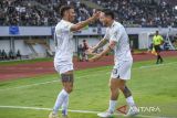 Pesepak bola Persib Bandung Tyronne Del Pino (kiri) dan Marc Klok (kanan) melakukan seleberasi usai mencetak gol ke gawang Persita Tangerang pada pertandingan BRI Liga 1 2024/2025 di Stadion Indomilk Arena, Kabupaten Tangerang, Banten, Jumat (16/5/2025). Persita Tangerang berhasil menahan imbang Persib Bandung dengan skor 2-2. ANTARA FOTO/Galih Pradipta