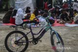 Sejumlah anak belajar berhitung dan membaca buku di Kampung Begog, Singarajan, Pontang, Kabupaten Serang, Banten, Sabtu (17/5/2025). Ruang belajar alternatif bernama Sudut Desa Literasi yang diinisiasi oleh pemuda kampung setempat dan kelompok mahasiswa tersebut digelar setiap Sabtu sore dengan tujuan memberantas buta huruf sekaligus mencerdaskan anak-anak desa. ANTARA FOTO/Angga Budhiyanto/gp