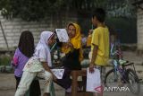 Empat anak berbincang di sela mengikuti kegiatan belajar mewarnai di Kampung Begog, Singarajan, Pontang, Kabupaten Serang, Banten, Sabtu (17/5/2025). Ruang belajar alternatif bernama Sudut Desa Literasi yang diinisiasi oleh pemuda kampung setempat dan kelompok mahasiswa tersebut digelar setiap Sabtu sore dengan tujuan memberantas buta huruf sekaligus mencerdaskan anak-anak desa. ANTARA FOTO/Angga Budhiyanto/gp