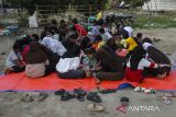 Sejumlah anak belajar berhitung dan membaca buku di Kampung Begog, Singarajan, Pontang, Kabupaten Serang, Banten, Sabtu (17/5/2025). Ruang belajar alternatif bernama Sudut Desa Literasi yang diinisiasi oleh pemuda kampung setempat dan kelompok mahasiswa tersebut digelar setiap Sabtu sore dengan tujuan memberantas buta huruf sekaligus mencerdaskan anak-anak desa. ANTARA FOTO/Angga Budhiyanto/gp