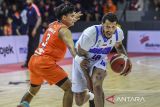 Pebasket Pelita Jaya Basketball Jakarta Joseph Saudale (kiri) berusaha menghentikan pebasket Tangerang Hawks Maxie Kunle Esho (kanan) pada pertandingan Indonesian Basketball League (IBL) 2025 di GOR Soemantri Brodjonegoro, Jakarta, Sabtu (17/5/2025). Pelita Jaya Basketball Jakarta mengalahkan Tangerang Hawks dengan skor 83-62. ANTARA FOTO/Galih Pradipta