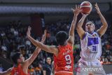 Pebasket Pelita Jaya Basketball Jakarta Aldy Izzatur Rachman (kiri) dan Agassi Yeshe Goantara (tengah) berusaha menghentikan pebasket Tangerang Hawks Ebrahim Lopez Enguio (kanan) pada pertandingan Indonesian Basketball League (IBL) 2025 di GOR Soemantri Brodjonegoro, Jakarta, Sabtu (17/5/2025). Pelita Jaya Basketball Jakarta mengalahkan Tangerang Hawks dengan skor 83-62. ANTARA FOTO/Galih Pradipta