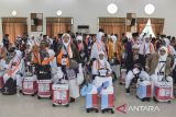Jamaah calon haji bersiap saat pelepasan dan pemberangkatan di Gedung Islamic Centre, Kabupaten Ciamis, Jawa Barat, Jumat (16/5/2025). Sebanyak 182 calon haji asal Ciamis terdiri dari 90 laki-laki dan 92 wanita yang tergabung dalam kloter 32 dilepas menuju embarkasi Bekasi sebelum diberangkatkan menuju Tanah Suci. ANTARA FOTO/Adeng Bustomi/agr
