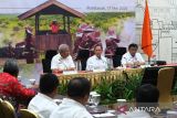 Menteri Lingkungan Hidup Hanif Faisol Nurofiq (tengah) didampingi Sekretaris Daerah Provinsi Kalbar Harisson (kiri) dan Sekjen GAPKI M Hadi Sugeng (kanan) menyampaikan arahan dalam konsolidasi kesiapsiagaan antisipasi karhutla bersama Gabungan Pengusaha Kelapa Sawit Indonesia (GAPKI) di Pontianak, Kalimantan Barat, Sabtu (17/5/2025). Menteri LH menekankan pentingnya kesiapsiagaan semua pihak dalam menghadapi potensi kebakaran hutan dan lahan (karhutla) khususnya di Kalimantan Barat, demi menjaga keberhasilan program ketahanan pangan dan energi nasional. ANTARA FOTO/Jessica Wuysang