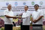 Menteri Lingkungan Hidup Hanif Faisol Nurofiq (tengah) didampingi Sekretaris Daerah Provinsi Kalbar Harisson (kiri) dan Sekjen GAPKI M Hadi Sugeng (kanan) menyampaikan arahan dalam konsolidasi kesiapsiagaan antisipasi karhutla bersama Gabungan Pengusaha Kelapa Sawit Indonesia (GAPKI) di Pontianak, Kalimantan Barat, Sabtu (17/5/2025). Menteri LH menekankan pentingnya kesiapsiagaan semua pihak dalam menghadapi potensi kebakaran hutan dan lahan (karhutla) khususnya di Kalimantan Barat, demi menjaga keberhasilan program ketahanan pangan dan energi nasional. ANTARA FOTO/Jessica Wuysang