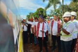 Menteri Lingkungan Hidup Hanif Faisol Nurofiq (keempat kanan) didampingi Sekretaris Daerah Provinsi Kalimantan Barat Harisson (ketiga kanan) mengamati papan informasi mengenai upaya penanggulangan kebakaran hutan dan lahan (karhutla) oleh perusahaan saat mengunjungi PT Putra Lirik Domas di Kecamatan Rasau Jaya, Kabupaten Kubu Raya, Kalimantan Barat, Sabtu (17/5/2025). Menteri Lingkungan Hidup meninjau langsung kesiapan perusahaan perkebunan kelapa sawit tersebut dalam menghadapi potensi kebakaran hutan dan lahan (karhutla) yang rawan terjadi di wilayah tersebut. ANTARA FOTO/Jessica Wuysang