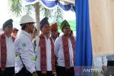 Menteri Lingkungan Hidup Hanif Faisol Nurofiq (kedua kiri) mengamati papan informasi mengenai upaya penanggulangan kebakaran hutan dan lahan (karhutla) oleh perusahaan saat mengunjungi PT Putra Lirik Domas di Kecamatan Rasau Jaya, Kabupaten Kubu Raya, Kalimantan Barat, Sabtu (17/5/2025). Menteri Lingkungan Hidup meninjau langsung kesiapan perusahaan perkebunan kelapa sawit tersebut dalam menghadapi potensi kebakaran hutan dan lahan (karhutla) yang rawan terjadi di wilayah tersebut. ANTARA FOTO/Jessica Wuysang