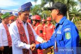 Menteri Lingkungan Hidup Hanif Faisol Nurofiq (kedua dari kiri) bersalaman dengan personel Brigade Pengendalian Kebakaran Hutan dan Lahan saat mengunjungi PT Putra Lirik Domas di Kecamatan Rasau Jaya, Kabupaten Kubu Raya, Kalimantan Barat, Sabtu (17/5/2025). Menteri Lingkungan Hidup meninjau langsung kesiapan perusahaan perkebunan kelapa sawit tersebut dalam menghadapi potensi kebakaran hutan dan lahan (karhutla) yang rawan terjadi di wilayah tersebut. ANTARA FOTO/Jessica Wuysang
