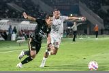 Pesepak bola Dewa United FC Alfriyanto Nico Saputra (kiri) berebut bola dengan pesepak bola Persis Solo Giovani Jorim Herzon Numberi (kanan) pada pertandingan BRI Liga 1 2024/2025 di Stadion Manahan, Solo, Jawa Tengah, Sabtu (17/5/2025). Persis Solo bermain imbang dengan Dewa United FC dengan skor 1-1. ANTARA FOTO/Mohammad Ayudha/rwa. 