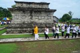 Umat Buddha menggelar ritual Atthami Pudja di pelataran Candi Sanggrahan, Tulungagung, Jawa Timur, Minggu (18/5/2025). Atthami Pudja yang digelar pada hari ke delapan setelah perayaan Trisuci Waisak merupakan ritual penting dalam ajaran Agama Buddha, sebagai penghormatan terhadap momen kelahiran, pencerahan serta kematian Sang Buddha Gautama. Antara Jatim/Destyan Sujarwoko/um 