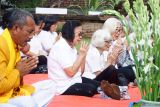Umat Buddha menggelar ritual Atthami Pudja di pelataran Candi Sanggrahan, Tulungagung, Jawa Timur, Minggu (18/5/2025). Atthami Pudja yang digelar pada hari ke delapan setelah perayaan Trisuci Waisak merupakan ritual penting dalam ajaran Agama Buddha, sebagai penghormatan terhadap momen kelahiran, pencerahan serta kematian Sang Buddha Gautama. Antara Jatim/Destyan Sujarwoko/um 