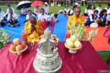 Umat Buddha menggelar ritual Atthami Pudja di pelataran Candi Sanggrahan, Tulungagung, Jawa Timur, Minggu (18/5/2025). Atthami Pudja yang digelar pada hari ke delapan setelah perayaan Trisuci Waisak merupakan ritual penting dalam ajaran Agama Buddha, sebagai penghormatan terhadap momen kelahiran, pencerahan serta kematian Sang Buddha Gautama. Antara Jatim/Destyan Sujarwoko/um 