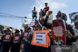 Pengunjuk rasa membawa poster saat Aksi Banten Melawan di Tugu Cangkir Kronjo, Kabupaten Tangerang, Banten, Minggu (18/5/2025). Mereka menuntut pembatalan proyek Pantai Indah Kapuk (PIK) 2 di seluruh wilayah Banten dan menolak kriminalisasi terhadap warga yang terdampak pembangunan. ANTARA FOTO/Putra M. Akbar/gp