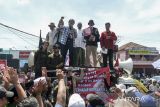 Pakar telematika Roy Suryo (ketiga kiri) menyampaikan orasi saat Aksi Banten Melawan di Tugu Cangkir Kronjo, Kabupaten Tangerang, Banten, Minggu (18/5/2025). Mereka menuntut pembatalan proyek Pantai Indah Kapuk (PIK) 2 di seluruh wilayah Banten dan menolak kriminalisasi terhadap warga yang terdampak pembangunan. ANTARA FOTO/Putra M. Akbar/gp