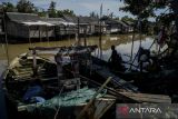 
Nelayan memperbaiki jaring di dekat permukiman bantaran kali di Kronjo, Kabupaten Tangerang, Banten, Minggu (18/5/2025). Kementerian Sosial menargetkan angka kemiskinan di Indonesia menjadi di bawah lima persen pada tahun 2029 dengan cara menggandeng sejumlah pihak termasuk perguruan tinggi untuk membantu program pengentasan kemiskinan. ANTARA FOTO/Putra M. Akbar/gp