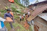 Longsor Ponorogo hari ini timpa rumah pejabat desa, empat luka-luka