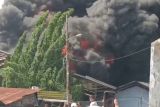 Tim Damkar Kota Padang berjibaku padamkan kebakaran pabrik karet