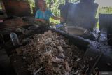 Pekerja menggoreng tahu di salah satu pabrik tahu yang menggunakan sampah plastik sebagai bahan bakar di Tropodo, Krian, Sidoarjo, Jawa Timur, Minggu (18/5/2025). Pemerintah Kabupaten Sidoarjo menawarkan penggunaan bahan bakar kayu atau gas bumi dari PGN dan akan berkoordinasi dengan Pemprov Jawa Timur untuk memberikan subsidi jika pengusaha beralih ke gas bumi dalam rangka mengurangi penggunaan sampah plastik, khususnya di industri tahu. Antara Jatim/Umarul Faruq